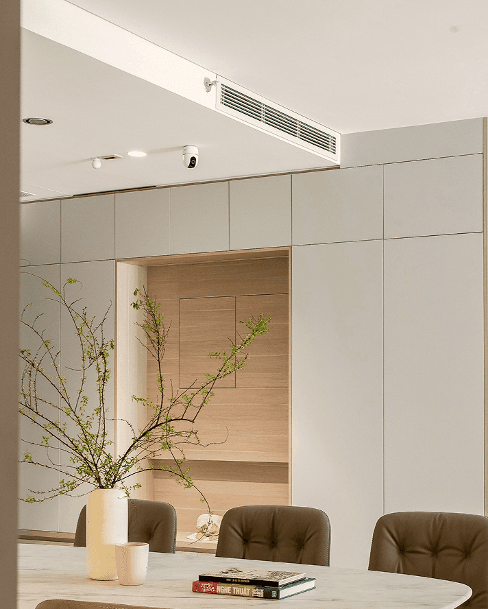 Equipo de instalación coordinando una obra residencial